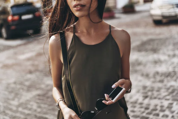 Жінка тримає смартфон — стокове фото
