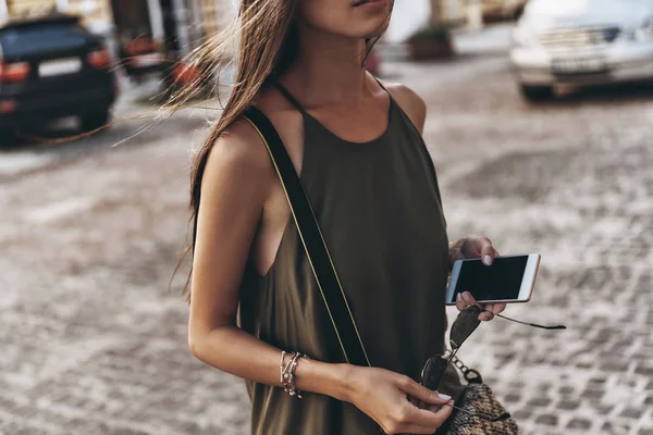 Жінка тримає смартфон — стокове фото