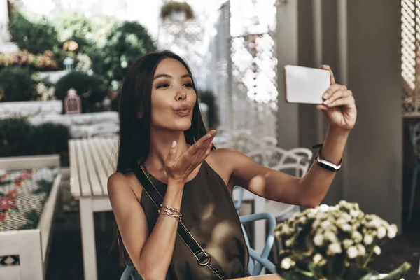 Woman taking selfie — Stock Photo, Image