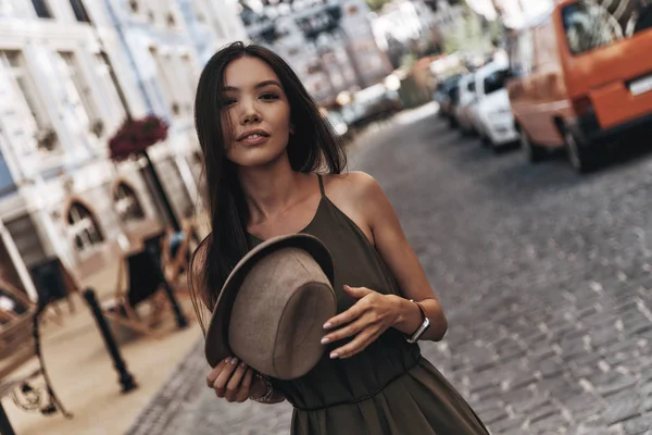 Mooie vrouw bedrijf stijlvolle hoed — Stockfoto
