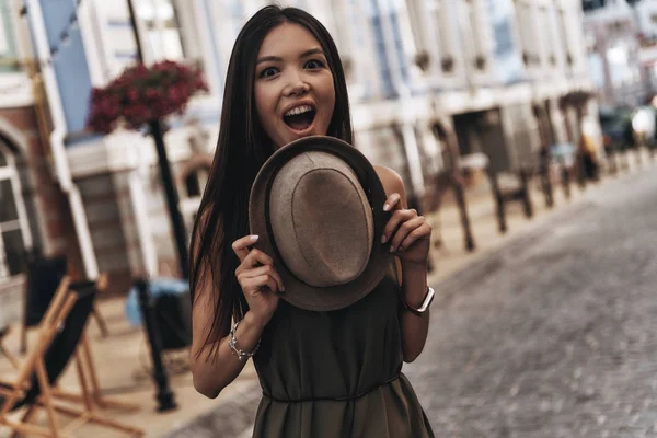 güzel bir kadın tutarak şık şapka 