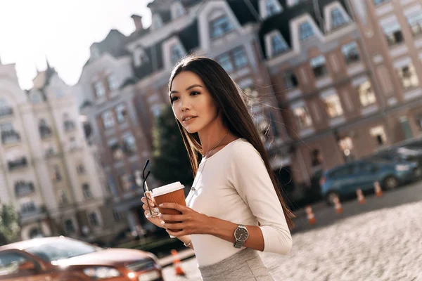 Beautiful woman in city street — Stock Photo, Image