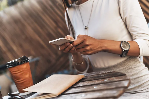 Žena hospodářství chytrý telefon — Stock fotografie