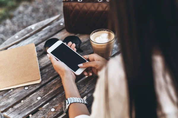Wanita menggunakan smartphone di kafe — Stok Foto