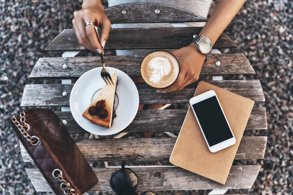 Žena s snídani v café — Stock fotografie