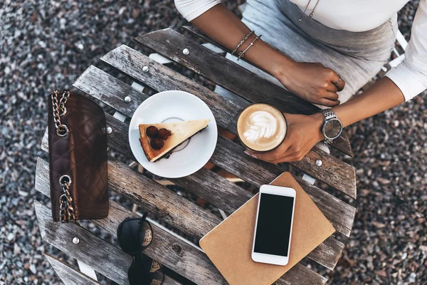 Žena s snídani v café — Stock fotografie