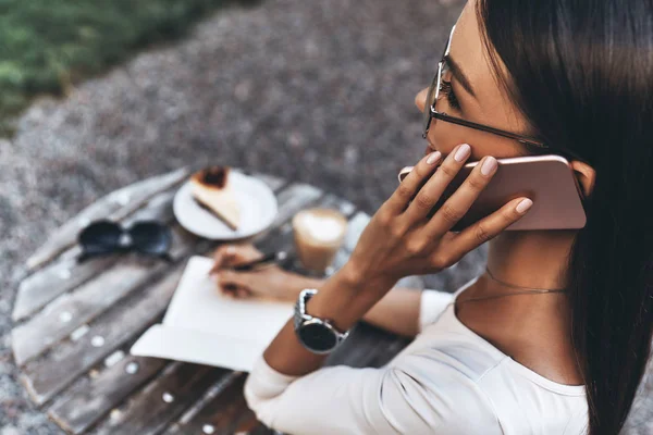 Wanita berbicara di telepon pintar — Stok Foto