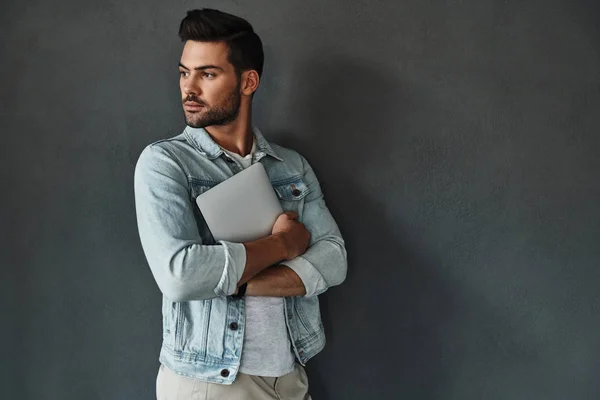 Man som håller digital tablett — Stockfoto