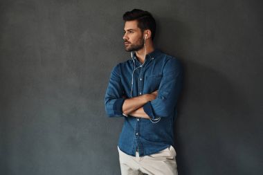 rahat kıyafet içinde ciddi adam