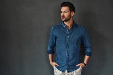 rahat kıyafet içinde ciddi adam