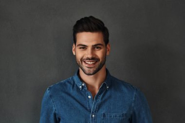 giyim gülümseyen adam