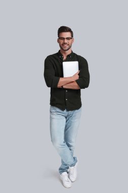 mutlu bir adam tutarak dijital tablet