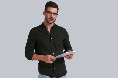 Dijital tablet tutan adam