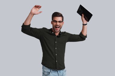 mutlu bir adam tutarak dijital tablet