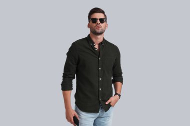 ciddi yakışıklı adam