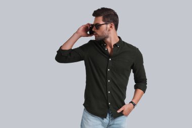 yakışıklı adam cep telefonda konuşurken