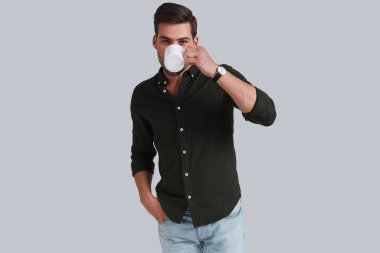 çay bardağı ile yakışıklı adam