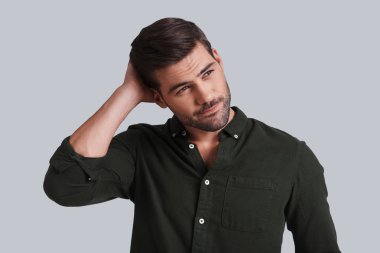 düşünceli yakışıklı adam