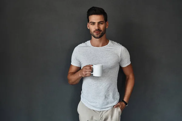 Homem bonito com xícara de chá — Fotografia de Stock