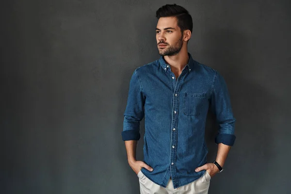 Uomo serio in abbigliamento casual — Foto Stock