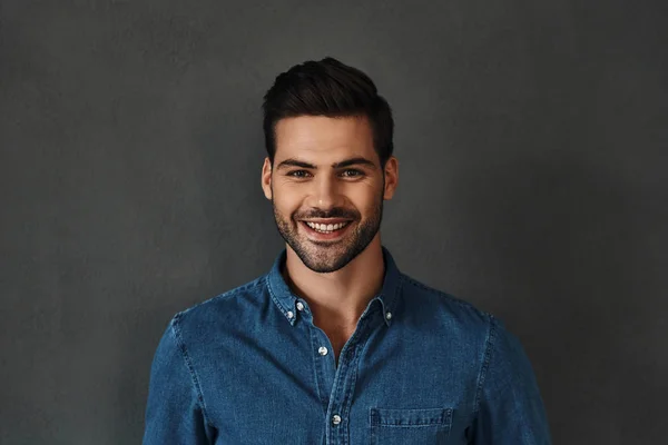 Glimlachende man in vrijetijdskleding — Stockfoto
