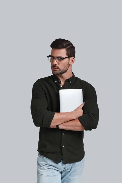 Man som håller digital tablett — Stockfoto