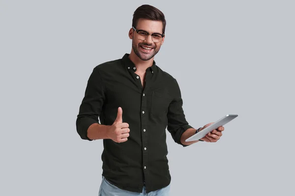 Hombre feliz sosteniendo la tableta digital —  Fotos de Stock