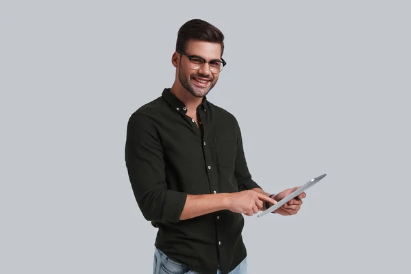 Человек держит цифровой планшет — стоковое фото