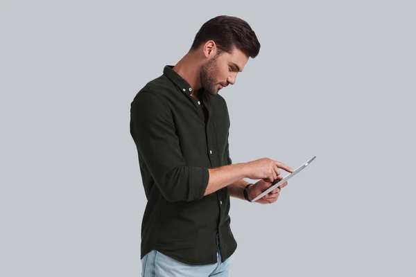 Man using digital tablet — Stock Photo, Image