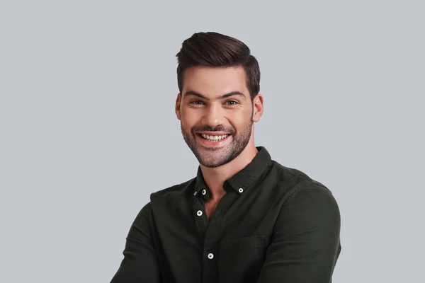 Uomo sorridente in abbigliamento casual — Foto Stock