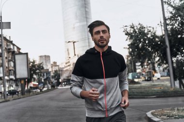 sportive adam çalıştıran 
