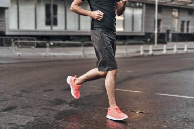 sportive adam çalıştıran 