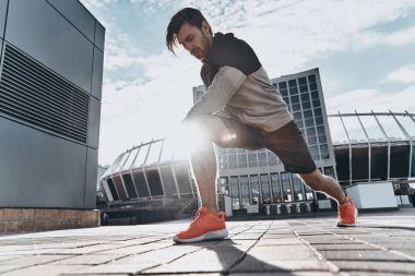 Sportif adam germe egzersizleri yapıyor