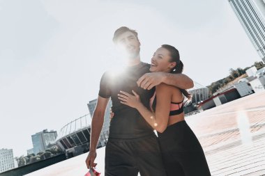 Yakışıklı adam bağ çekici kadın 