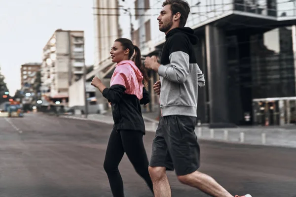 Deportivo Pareja corriendo — Foto de Stock