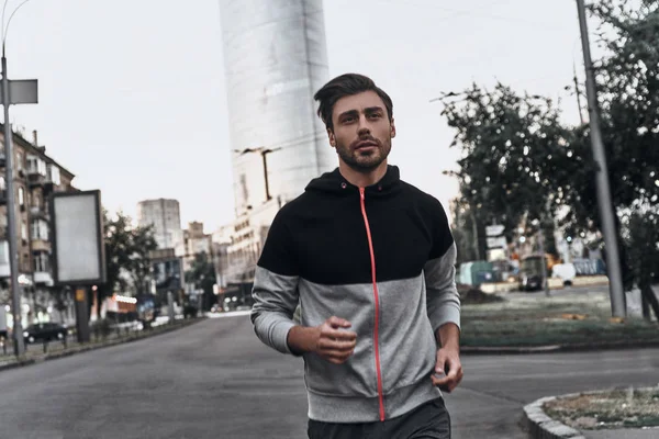 Hombre deportivo corriendo — Foto de Stock