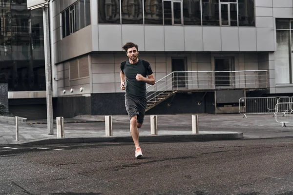 Hombre deportivo corriendo — Foto de Stock