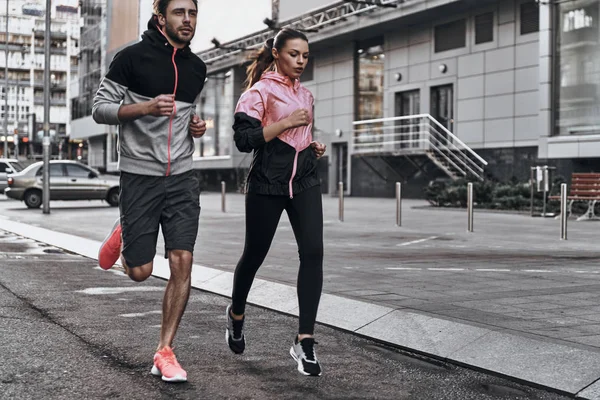 Deportivo Pareja corriendo — Foto de Stock