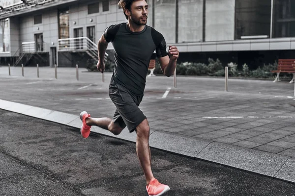 Sportive muž běží — Stock fotografie