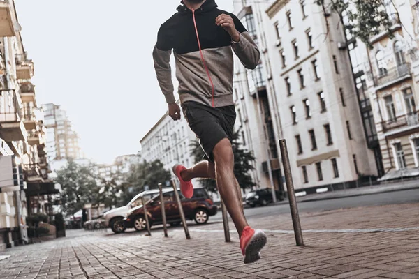 Sportive muž běží — Stock fotografie