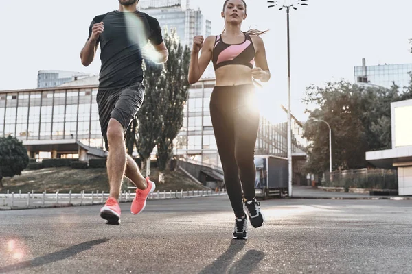Sportliches Paar läuft in der Stadt — Stockfoto