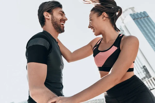 Casal esportivo rindo — Fotografia de Stock