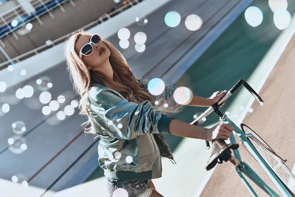 Bisiklet ile duran kadın