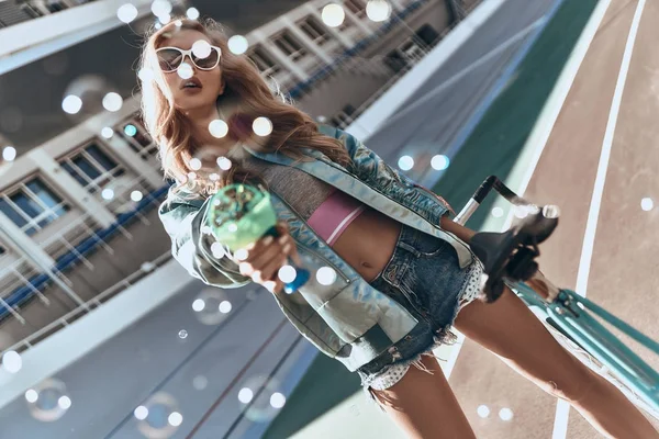 Bisiklet ile duran kadın