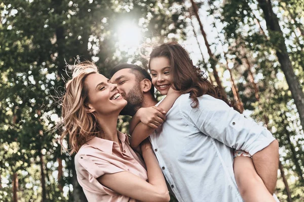 Adorable Petite Fille Avec Des Parents Extérieur Dans Parc — Photo