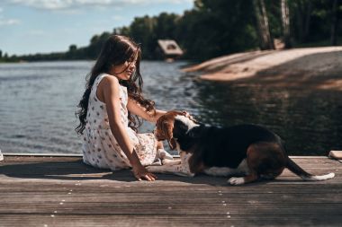 beagle köpek ile küçük kız