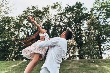 sevgi dolu baba gülümseyen kızı taşıyan