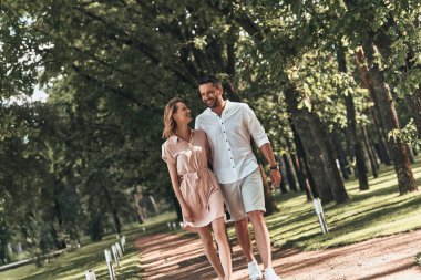 Güzel genç çift bağ 