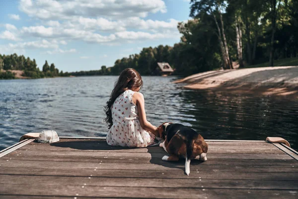 Beagle köpek ile küçük kız — Stok fotoğraf