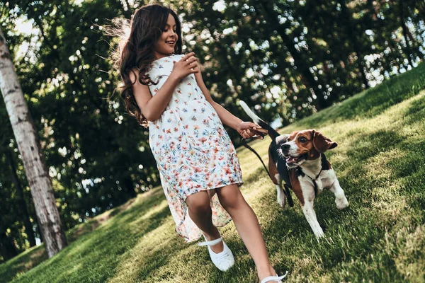 ビーグル犬を連れて歩いて幸せな女の子 — ストック写真